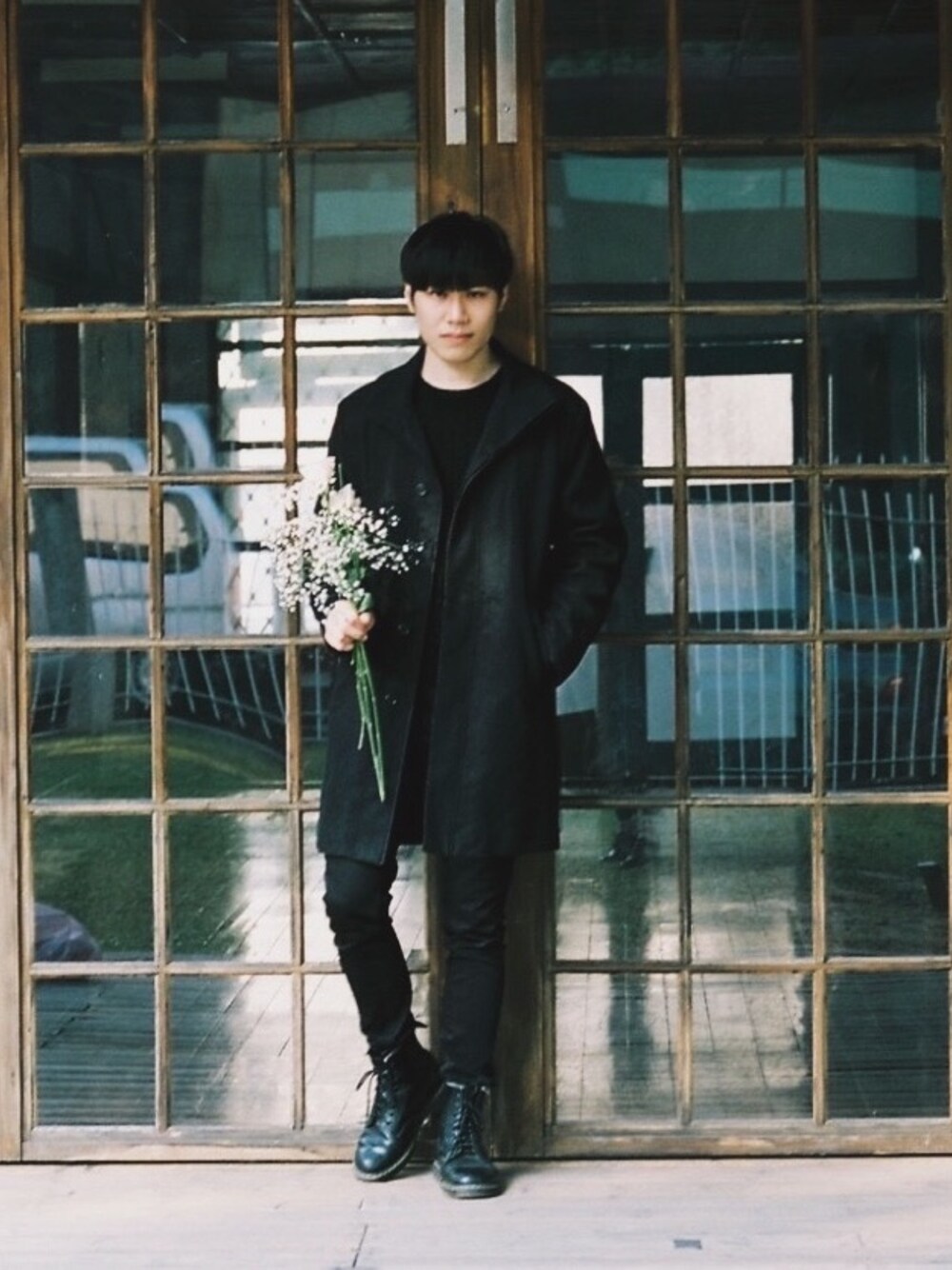 「black」｜「Calvin Klein jeansのアイテム（ピーコート、ブラック系）」を使った、Kane Jacobsさん（メンズ・178cm）の冬コーディネートの1枚目の写真