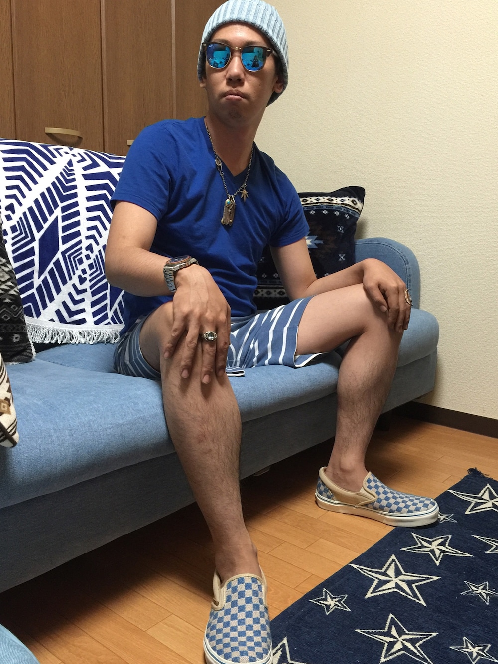 ブルー系のスリッポン、ブルー系のその他パンツ、ブルー系のTシャツ/カットソーを着用したメンズの春コーディネートの1枚目の写真