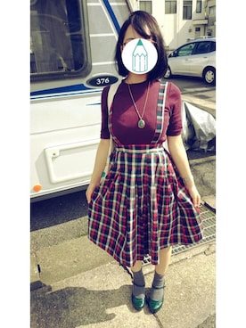 「UNIQLO（ユニクロ）のアイテム（Tシャツ/カットソー、レッド系）」を使った、あみてぃーすりーさん（レディース）の秋コーディネート