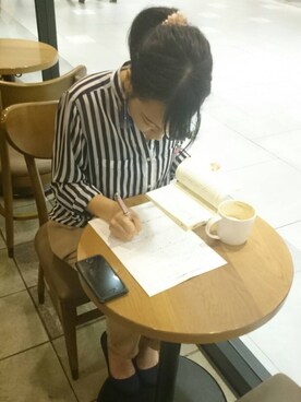 「GU（ジーユー）のアイテム（シャツ/ブラウス、ブルー系）」を使った、あみてぃーすりーさん（レディース）の秋コーディネート