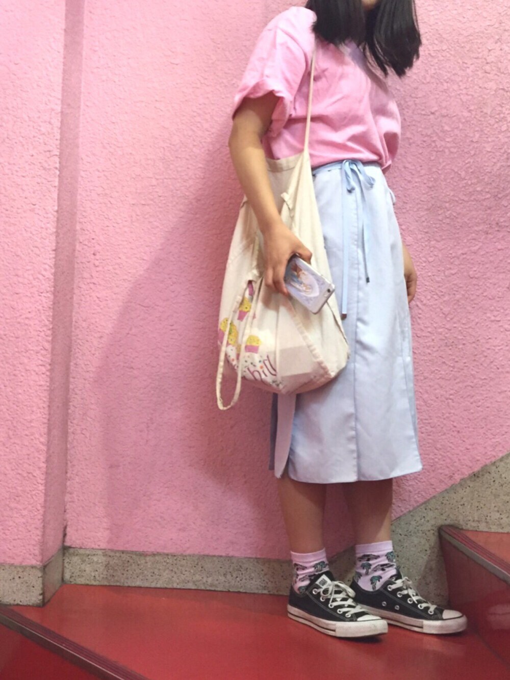 「ピンク、Tシャツ、スニーカー、コンバース、スカート、トートバッグ、カップケーキ」｜「古着のアイテム（スカート、ブルー系）」を使った、マナミチャンさん（レディース・152cm）の夏コーディネートの1枚目の写真