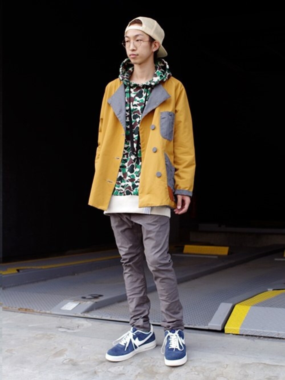 「スキニー、ストリート、サルエルパンツ、帽子×メガネ、丸メガネ」｜「AlexanderLeeChangのREVERSIBLE JKT（ナイロンジャケット、イエロー系）」を使った、原田景司 / harada keijiさん（メンズ・172cm）の冬コーディネートの1枚目の写真