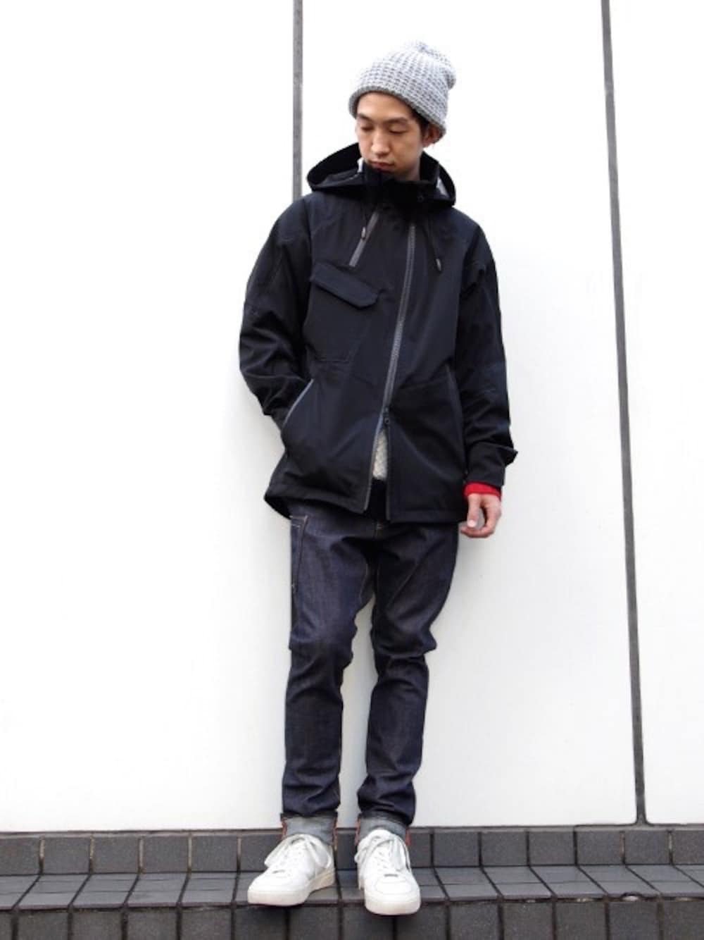 「アウトドアスタイル、スノーボードウェア、サルエルパンツ、ニットキャップ、白スニーカー、デニム」｜「is-nessのWAIS JACKET2 ＜3L防水透湿アウター＞
（ナイロンジャケット、ブラック系）」を使った、原田景司 / harada keijiさん（メンズ・172cm）の冬コーディネートの1枚目の写真
