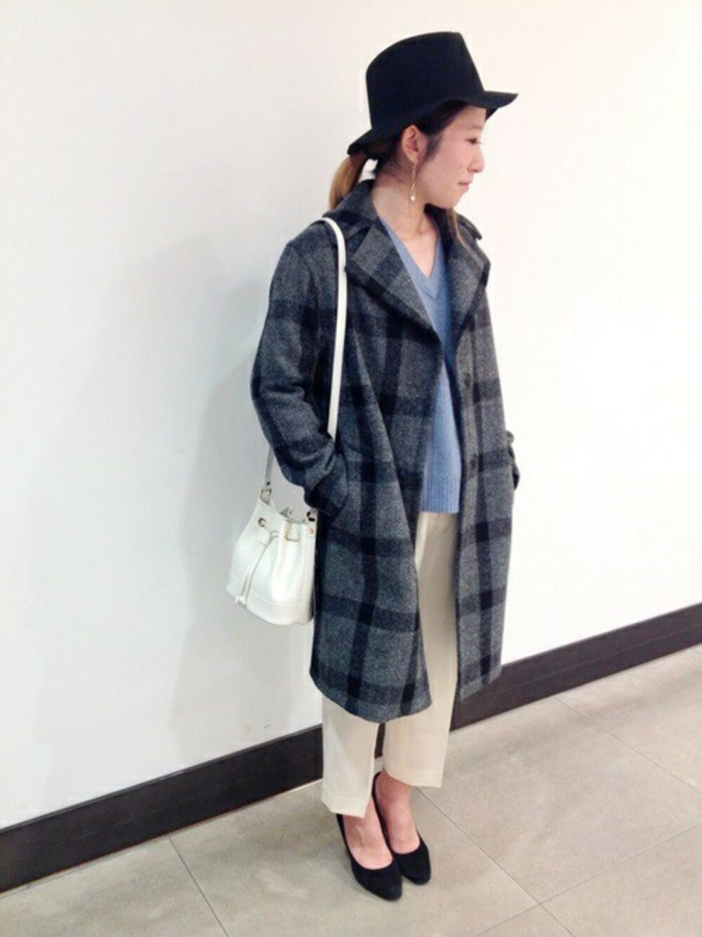 ホワイト系のその他パンツ、ブルー系のニット/セーター、ホワイト系のショルダーバッグを着用したレディースの冬コーディネートの1枚目の写真