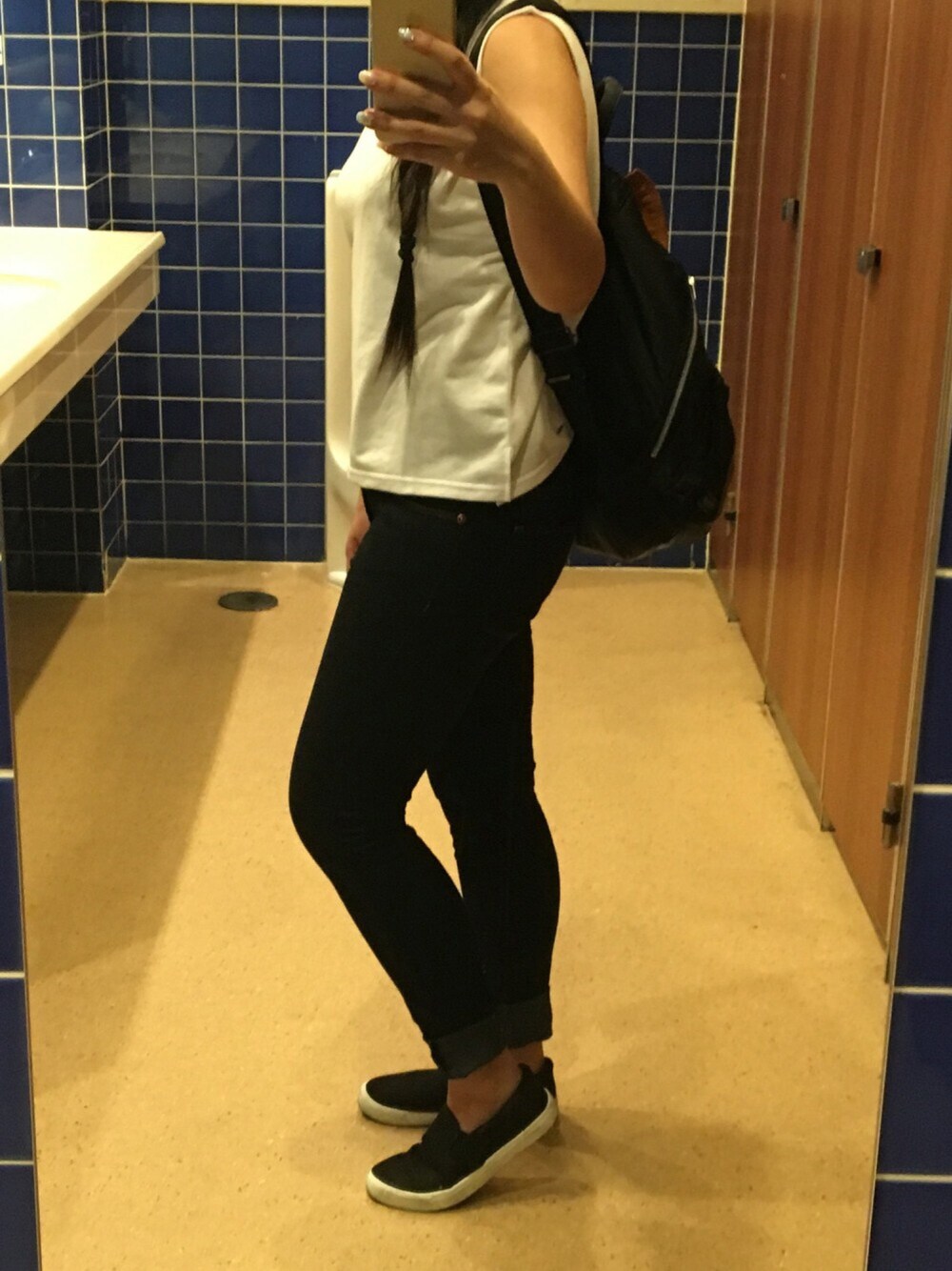 「スキニーデニム、ノースリーブ、リュック、モノトーン、夏、ロールアップ」｜「FOREVER 21のFOREVER 21+ Plus Size Skinny Jeans（デニムパンツ、ブラック系）」を使った、sapipiさん（レディース・160cm）の夏コーディネートの1枚目の写真
