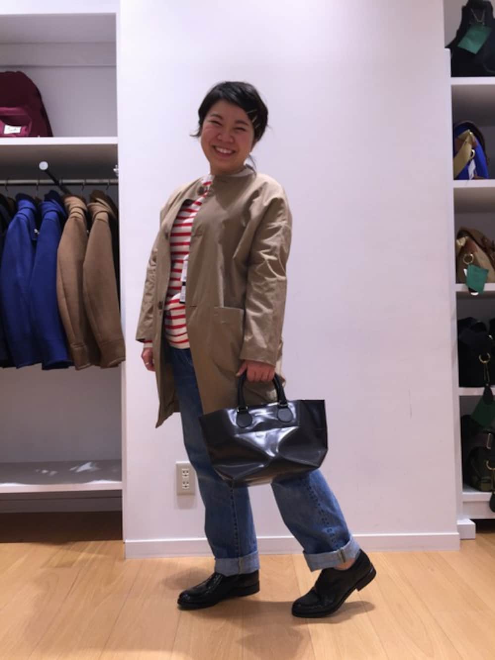 ホワイト系のニット/セーター、ベージュ系のノーカラージャケット、ブラック系のブーティを着用したレディースの冬コーディネートの1枚目の写真