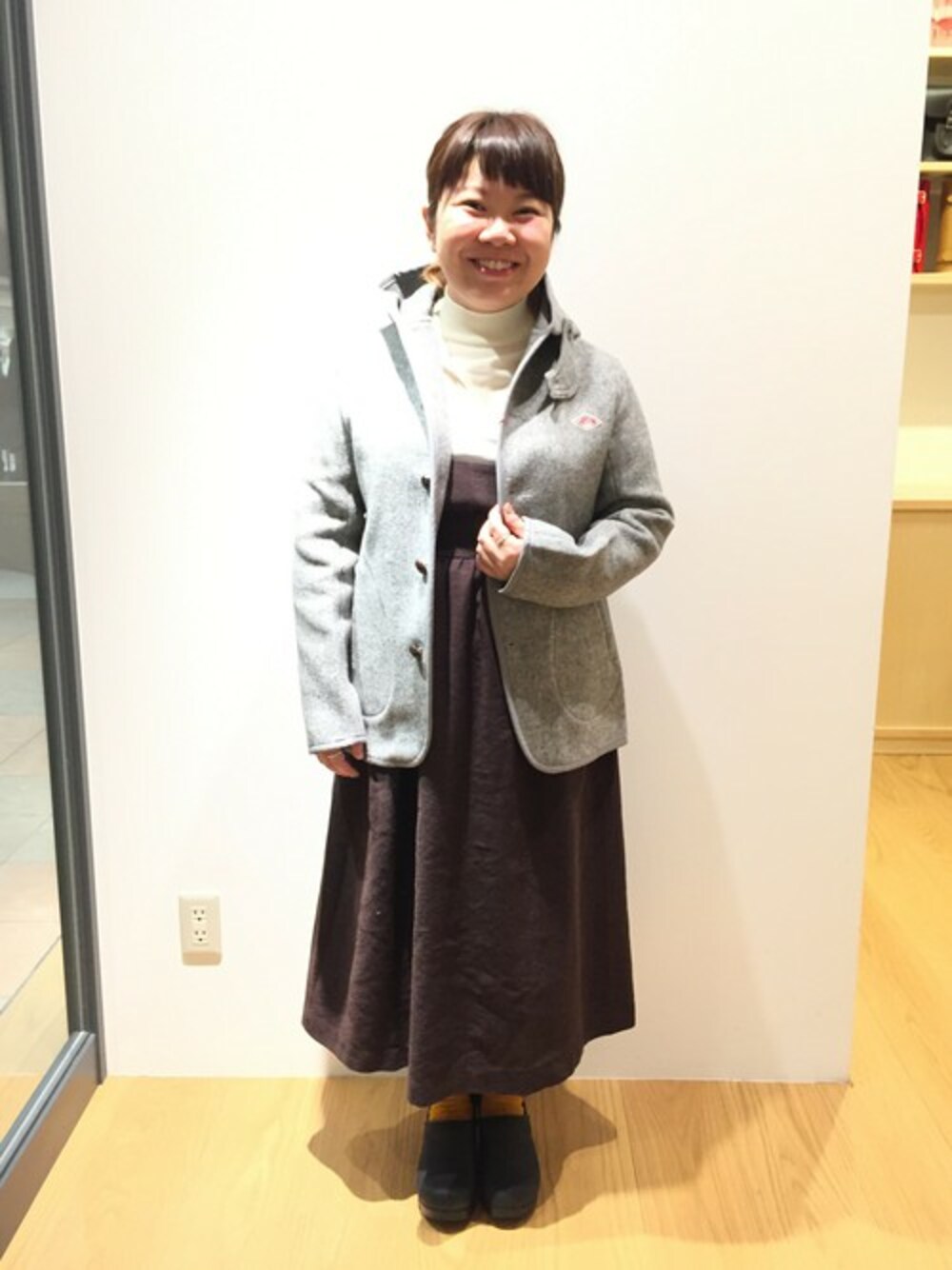 グレー系のその他アウター、ホワイト系のニット/セーター、ブラック系のその他シューズを着用したレディースの秋コーディネートの1枚目の写真