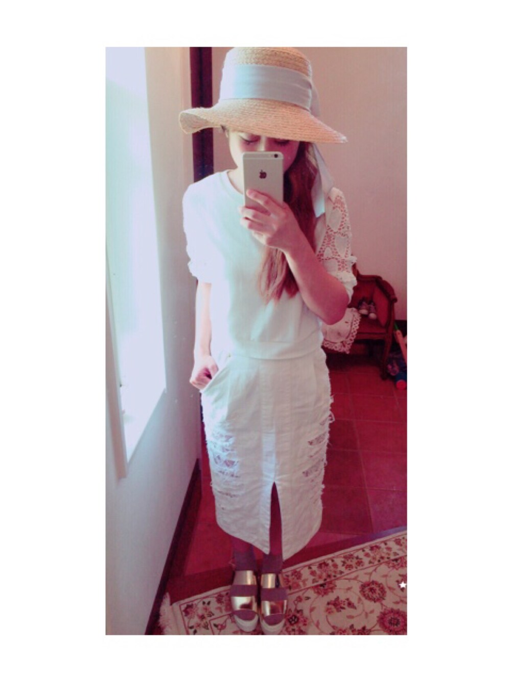 「mame、Brooch、厚底サンダル、ホワイトコーデ、ダメージデニム」｜「mameのSKIRT（デニムスカート、ホワイト系）」を使った、mayucocoさん（レディース・155cm）の夏コーディネートの1枚目の写真