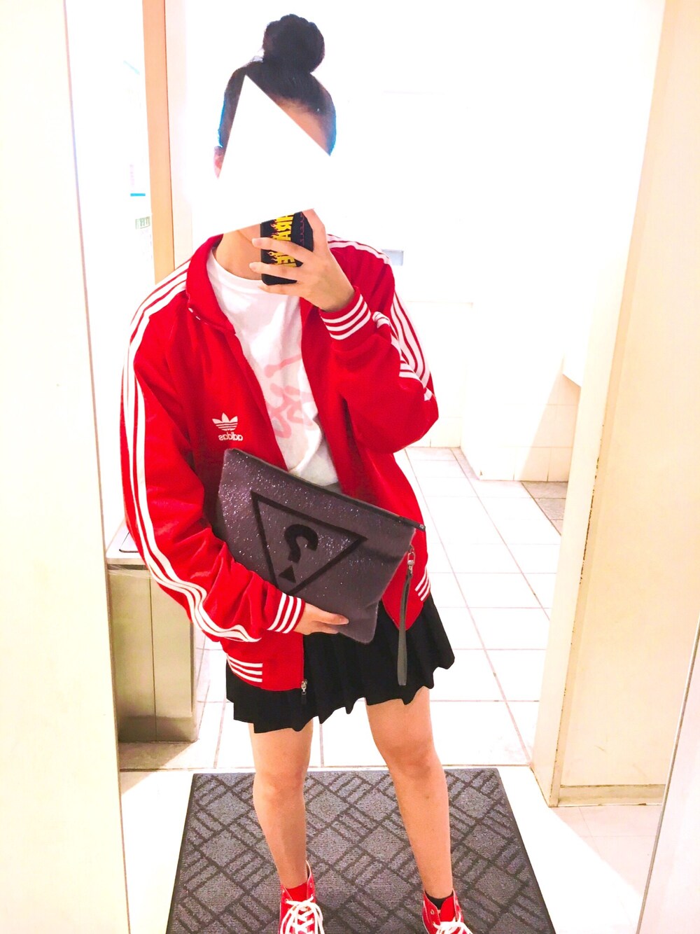 「adidas originals、stussy、converse、holiday、Sunnyday、ootd」｜「STUSSYのアイテム（Tシャツ/カットソー、ホワイト系）」を使った、ゆいさん（レディース・170cm）の秋コーディネートの1枚目の写真