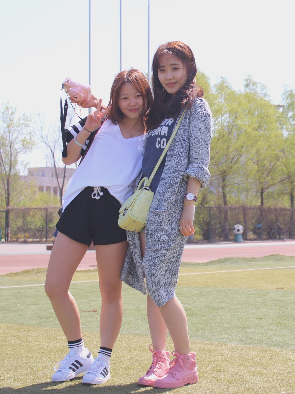「school」｜「PALLADIUMのアイテム（スニーカー、ピンク系）」を使った、ZOE 杨左左さん（レディース・163cm）の冬コーディネートの1枚目の写真