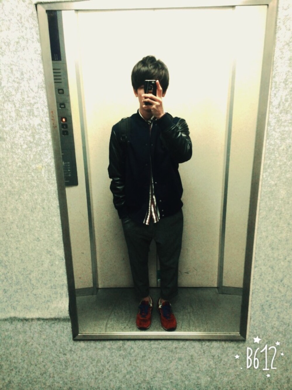 「スタジャン、ストライプ、スニーカー、New Balance、HARE、RAGEBLUE、green label relaxing、赤、春」｜「green label relaxingのアイテム（シャツ/ブラウス、レッド系）」を使った、Kさん（メンズ・173cm）の春コーディネートの1枚目の写真