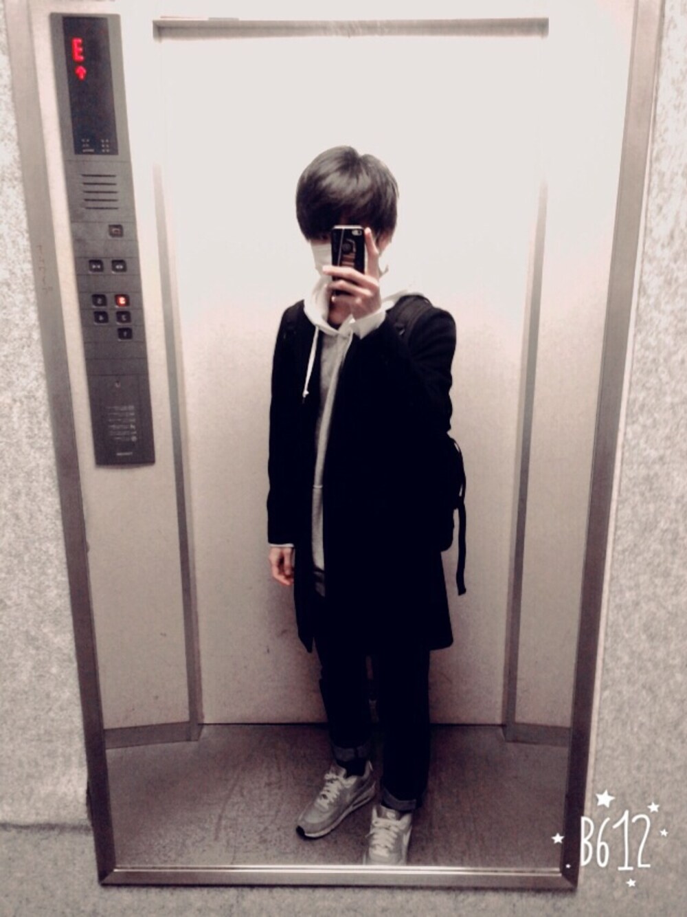 「チェスターコート、パーカー、プルオーバーパーカー、スニーカー、バックパック、NIKE、UNIQLO、green label relaxing」｜「green label relaxingのアイテム（ダウンジャケット/コート、ブルー系）」を使った、Kさん（メンズ・173cm）の春コーディネートの1枚目の写真