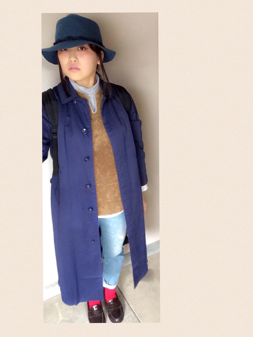 「ユニクロ、ハット、デニム、ロングコート、ローファー、GAP、ビーミングライフストアバイビームス(B:MING LIFE STORE by BEAMS)」｜「B:MING by BEAMSのアイテム（スウェット、ブラウン系）」を使った、sachiさん（レディース・155cm）の冬コーディネートの1枚目の写真