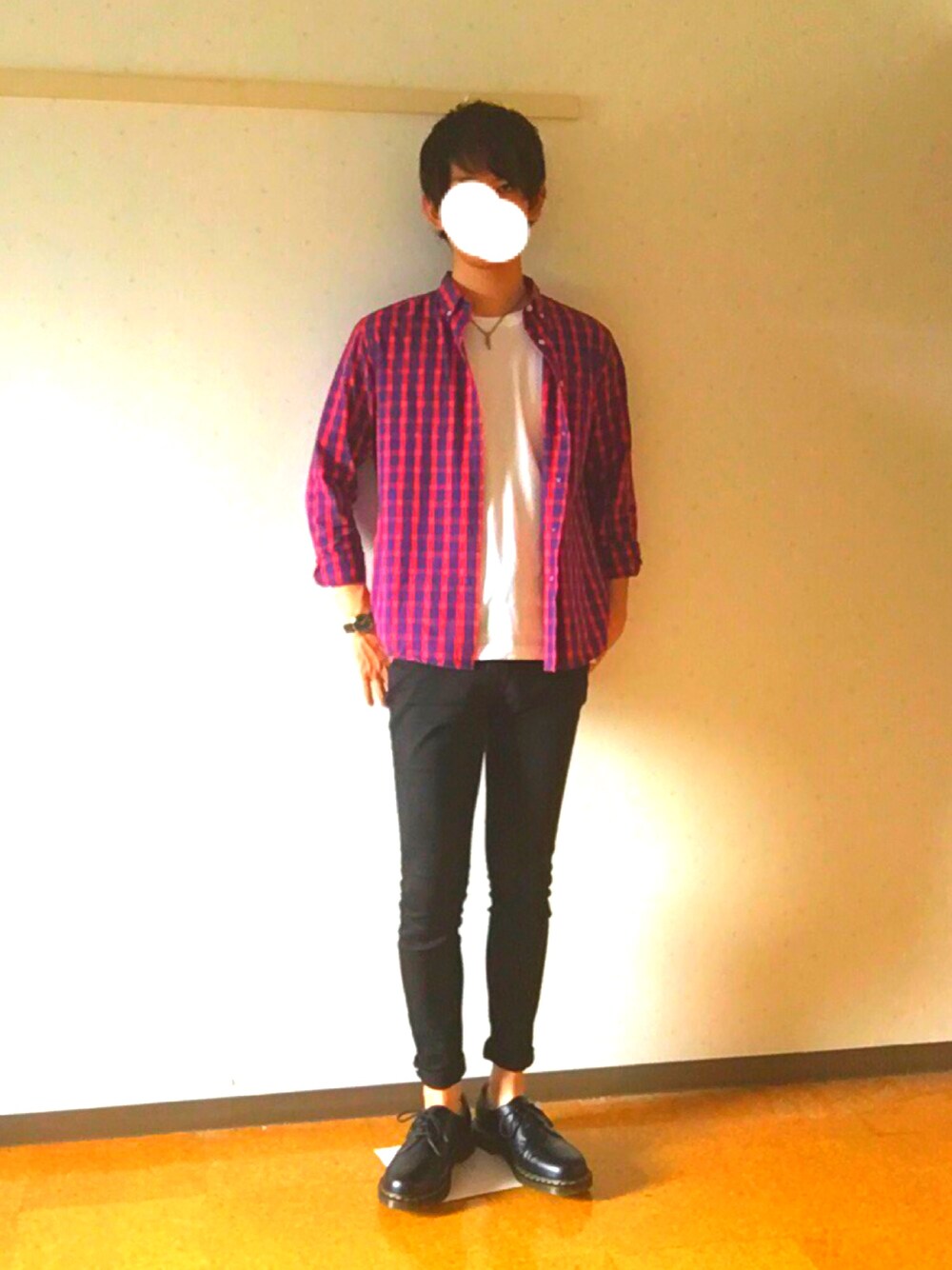「スキニーデニム、赤チェック」｜「HANESの【Hanes/ヘインズ】ジャパンフィット JAPAN FIT 【2枚組】クルーネックTシャツ（Tシャツ/カットソー、ホワイト系）」を使った、たつーしゅさん（メンズ・181cm）の秋コーディネートの1枚目の写真