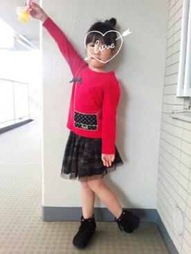 「petit main（プティマイン）のBAGモチーフ長袖Ｔシャツ（Tシャツ/カットソー、レッド系）」を使った、まなここさん（キッズ）の秋コーディネート