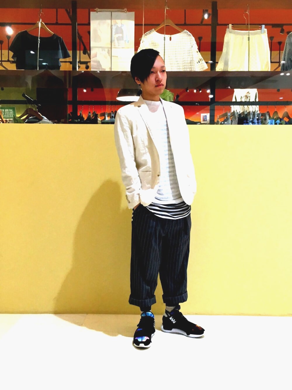 ホワイト系のテーラードジャケット、グレー系のその他パンツ、ホワイト系のTシャツ/カットソーを着用したメンズの春コーディネートの1枚目の写真