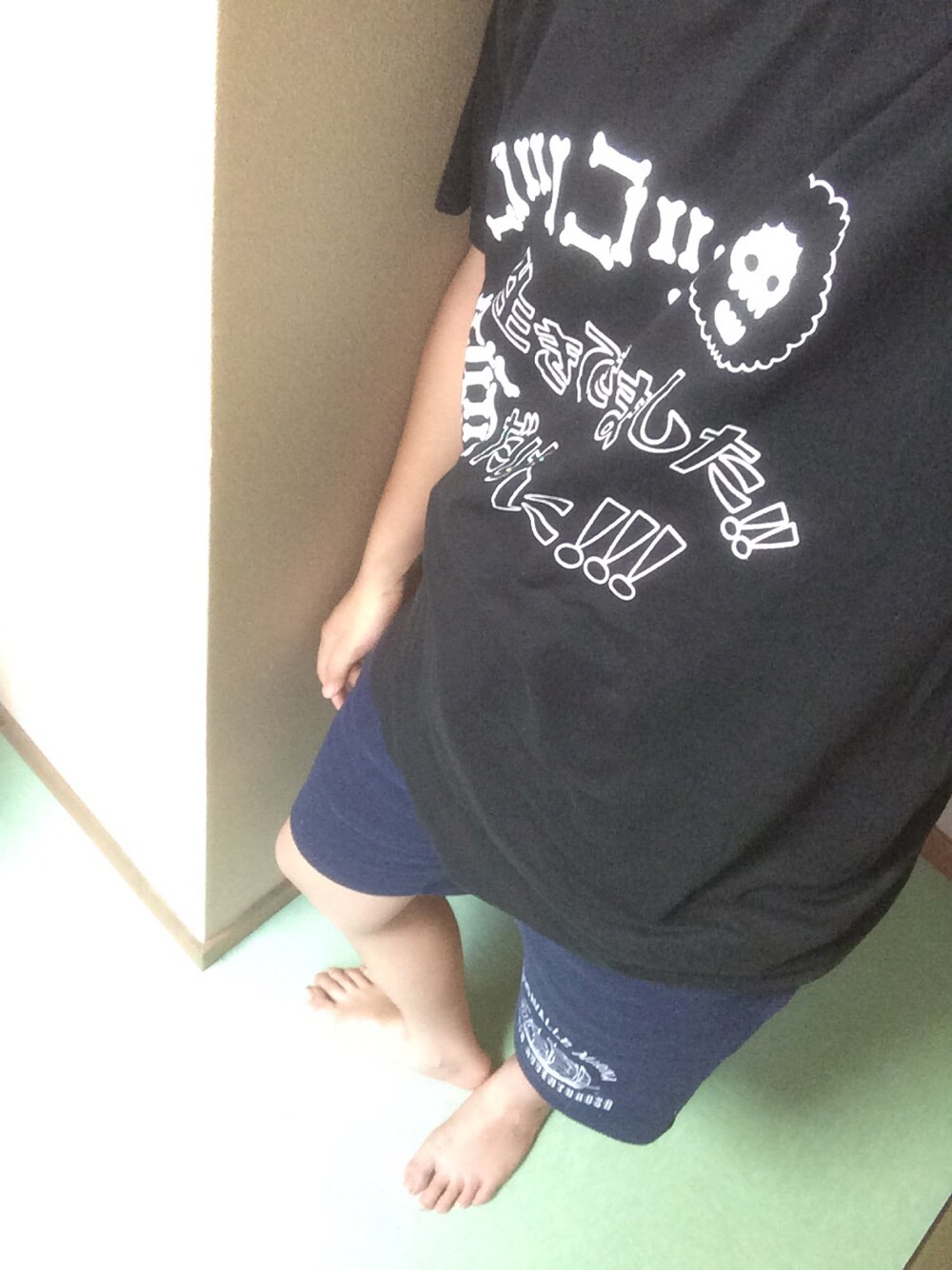 「部屋着、黒、ラフ、高校生、勉強中」｜「GUのアイテム（パンツ、ブルー系）」を使った、ソラさん（メンズ・165cm）の夏コーディネートの1枚目の写真