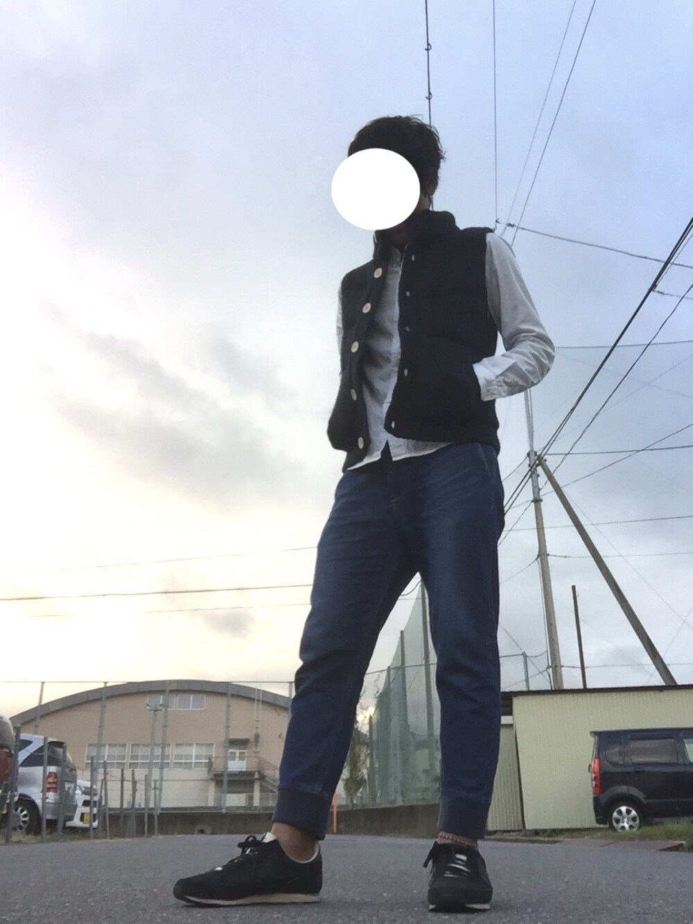 ブラック系のスニーカー、ブルー系のデニムパンツ、ホワイト系のシャツ/ブラウスを着用したメンズの秋コーディネートの1枚目の写真