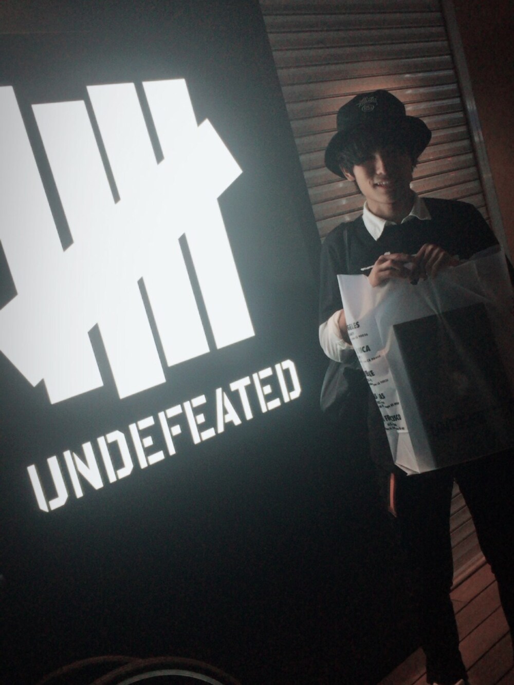 「シンプルコーデ、スキニー、UNIQLO、ハット、バケットハット、ブラックコーデ、オールブラック」｜「UNIQLOのMEN ストレッチスキニーフィットテーパードカラージーンズ（デニムパンツ、ブラック系）」を使った、Riki Kumaiさん（メンズ・175cm）の秋コーディネートの1枚目の写真