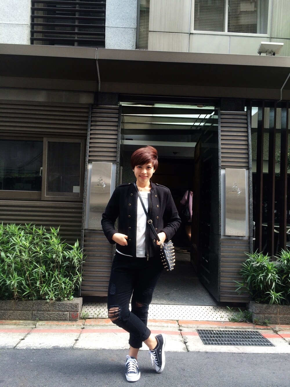 「Taiwan、travel、wanderlust、RUGGED、black、simple、imashorthairgal、tearjeans」｜「H&Mのアイテム（ミリタリージャケット、ブラック系）」を使った、Maria Tong Huay Lengさん（レディース・170cm）の冬コーディネートの1枚目の写真