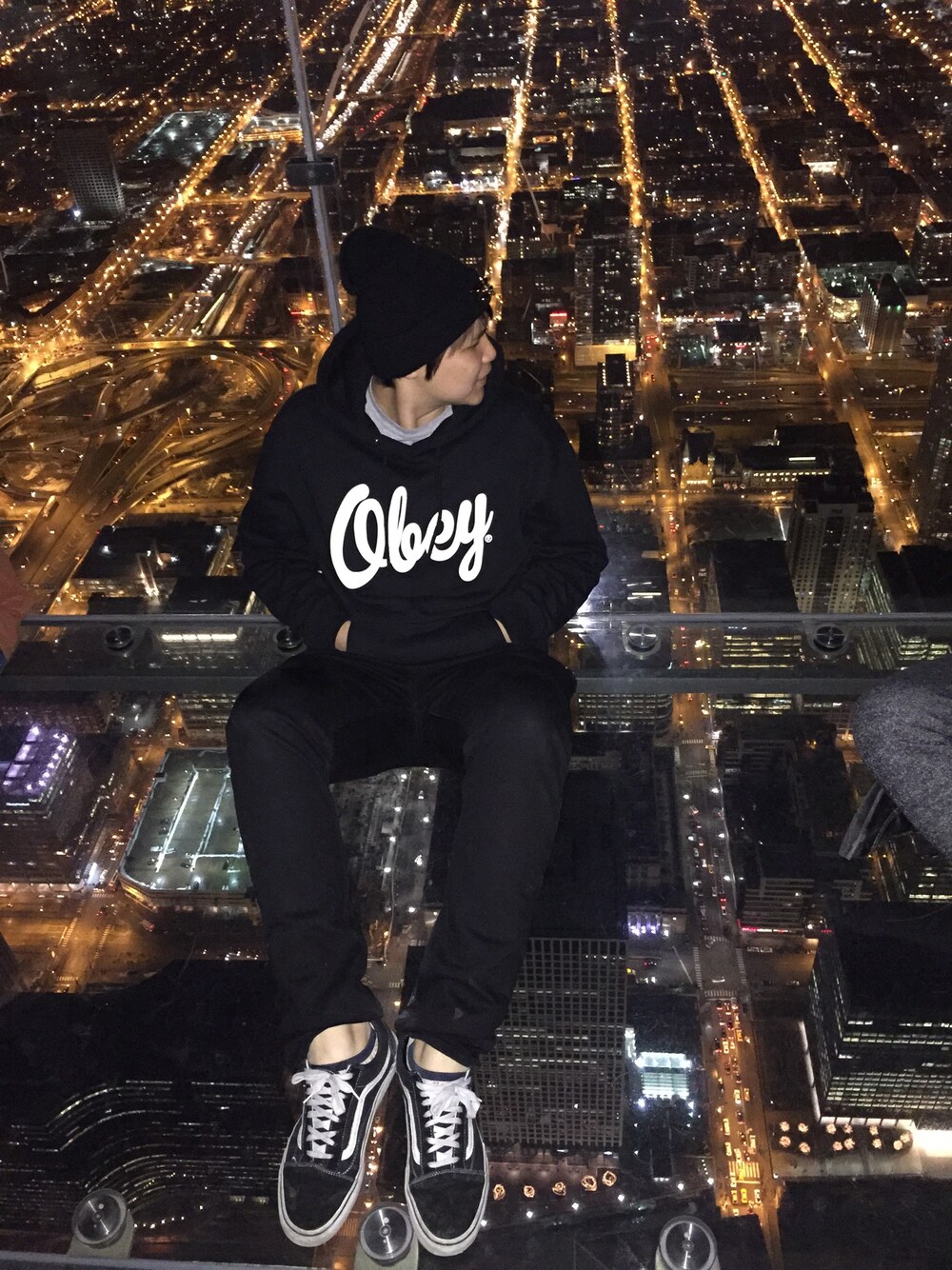 「skydeck、USA、chicago」｜「OATWのアイテム（ニットキャップ/ビーニー、ブラック系）」を使った、Ni Liさん（レディース・175cm）の冬コーディネートの1枚目の写真