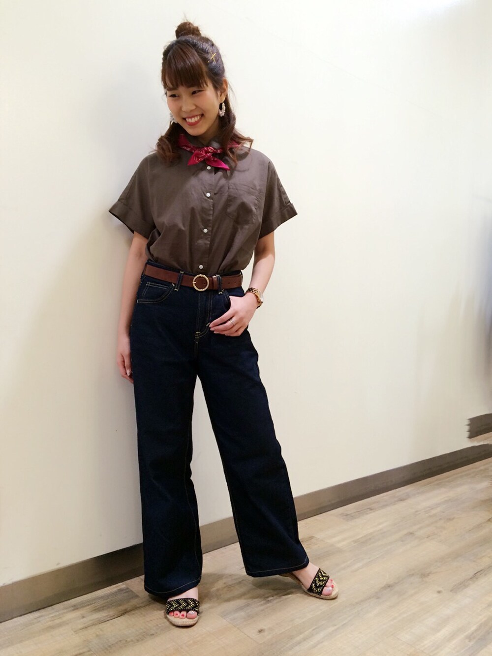 ブルー系のデニムパンツ、ブラック系のサンダル、ブラウン系のシャツ/ブラウスを着用したレディースの夏コーディネートの1枚目の写真