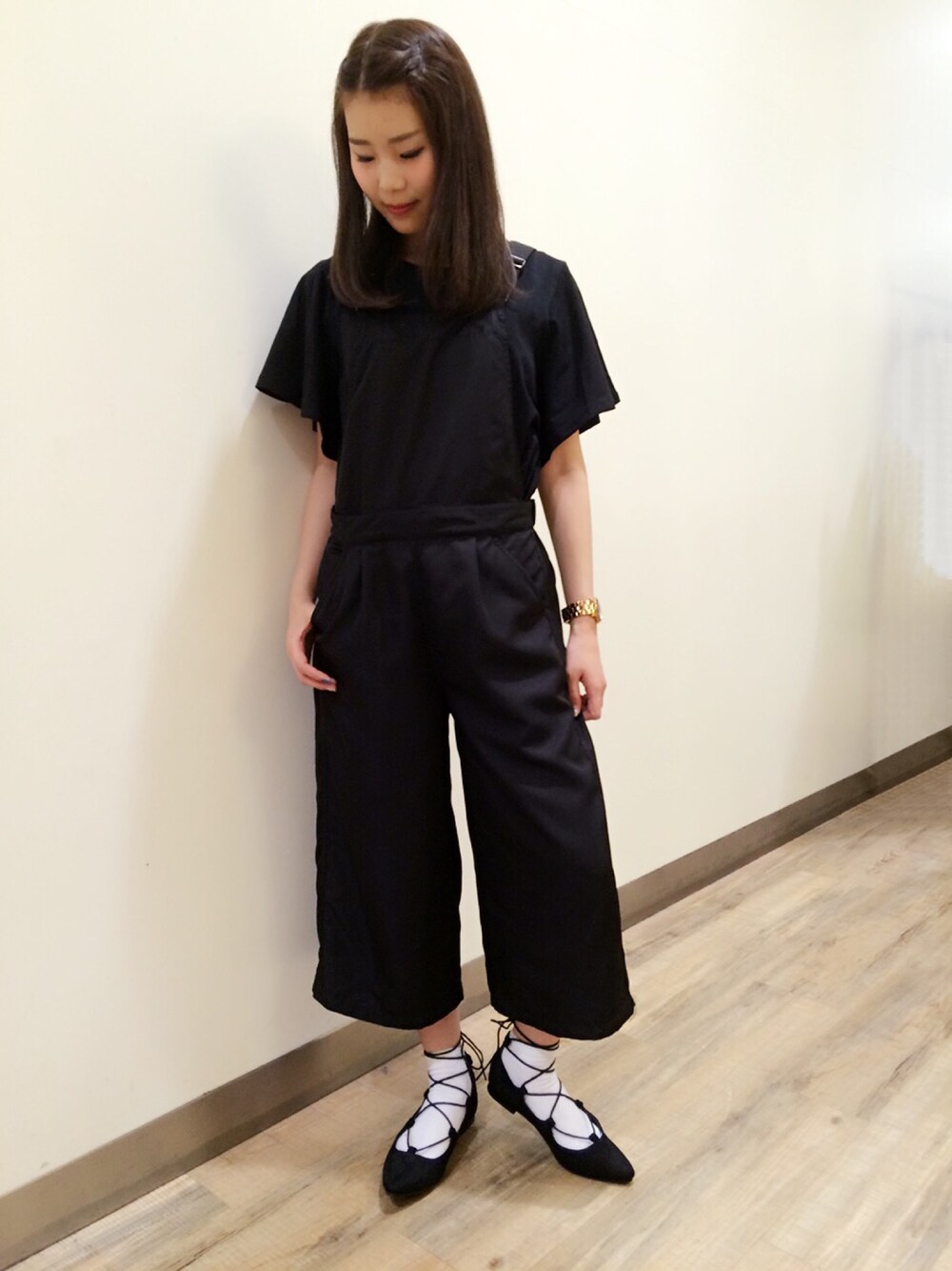 ブラック系のTシャツ/カットソー、ブラック系のサロペット/オーバーオール、ブラック系のパンプスを着用したレディースの夏コーディネートの1枚目の写真