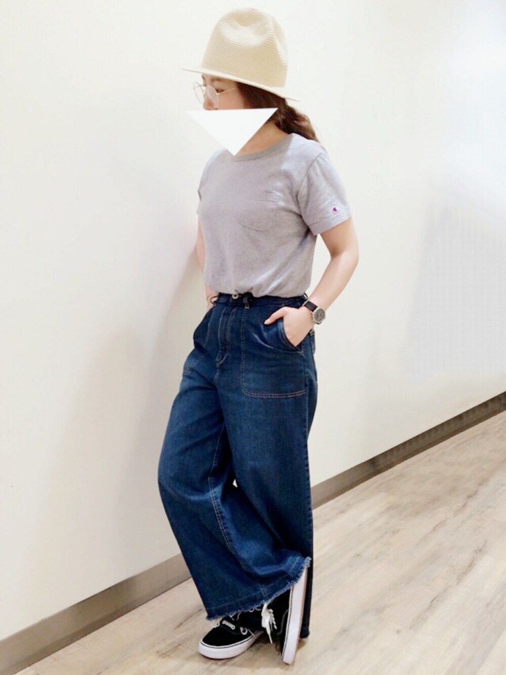 グレー系のTシャツ/カットソー、ブルー系のデニムパンツ、ブラック系のスニーカーを着用したレディースの夏コーディネートの1枚目の写真