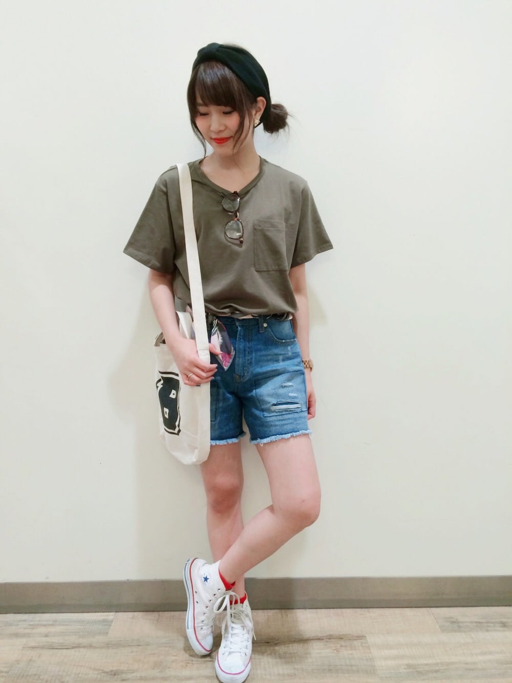 「夏、カジュアル、Tシャツ、ショートパンツ、ヘアバンド、コンバース、スカーフ、ライトオン、Right-on、ジーンズ」｜「Right-onの【HONEYSUCKLE ROSE】ビッグポケTシャツ（Tシャツ/カットソー、グリーン系）」を使った、bmmさん（レディース・155cm）の夏コーディネートの1枚目の写真