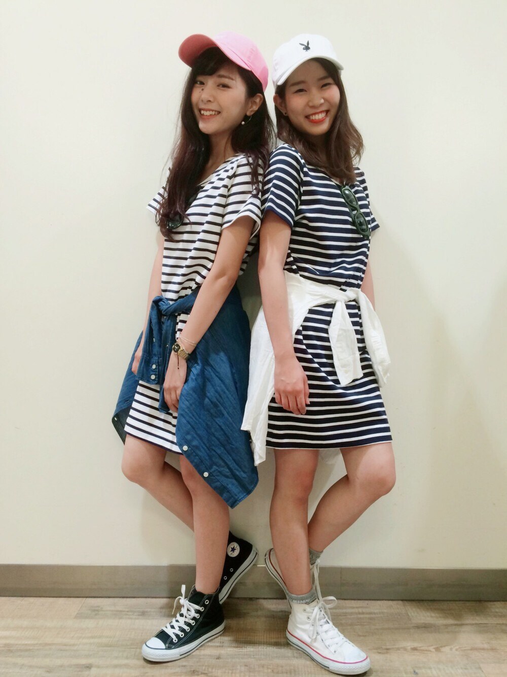 「リンクコーデ、ワンピース×スニーカー、夏、フェススタイル、Right-on、ライトオン、シンプル、ボーダー、ホワイト、キャップ」｜「Right-onの【TOPSIDER】ボーダーボートネック半袖ワンピース（チュニック、ホワイト系）」を使った、bmmさん（レディース・155cm）の夏コーディネートの1枚目の写真