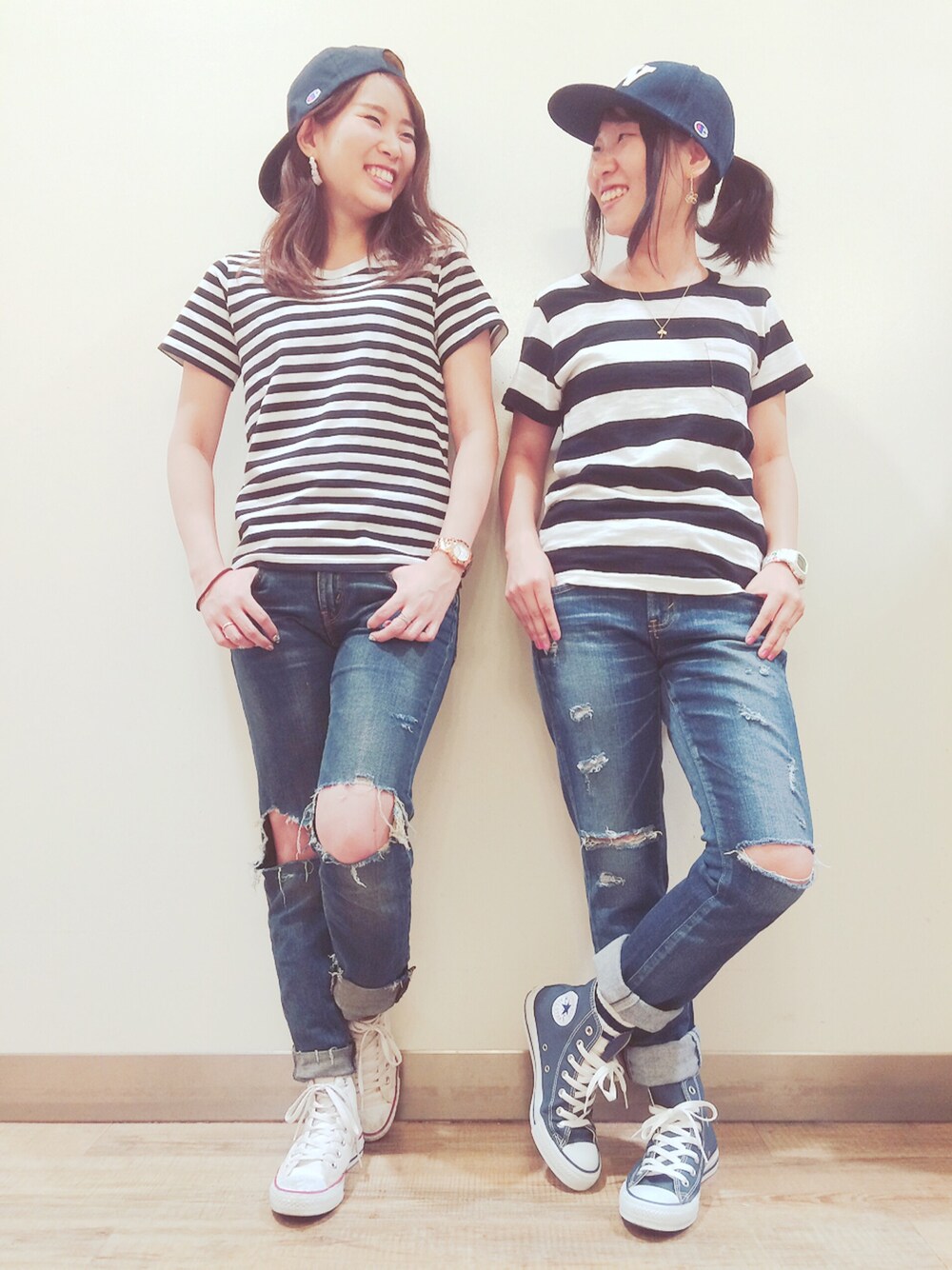 ブルー系のデニムパンツ、ブルー系のキャップを着用したレディースの夏コーディネートの1枚目の写真