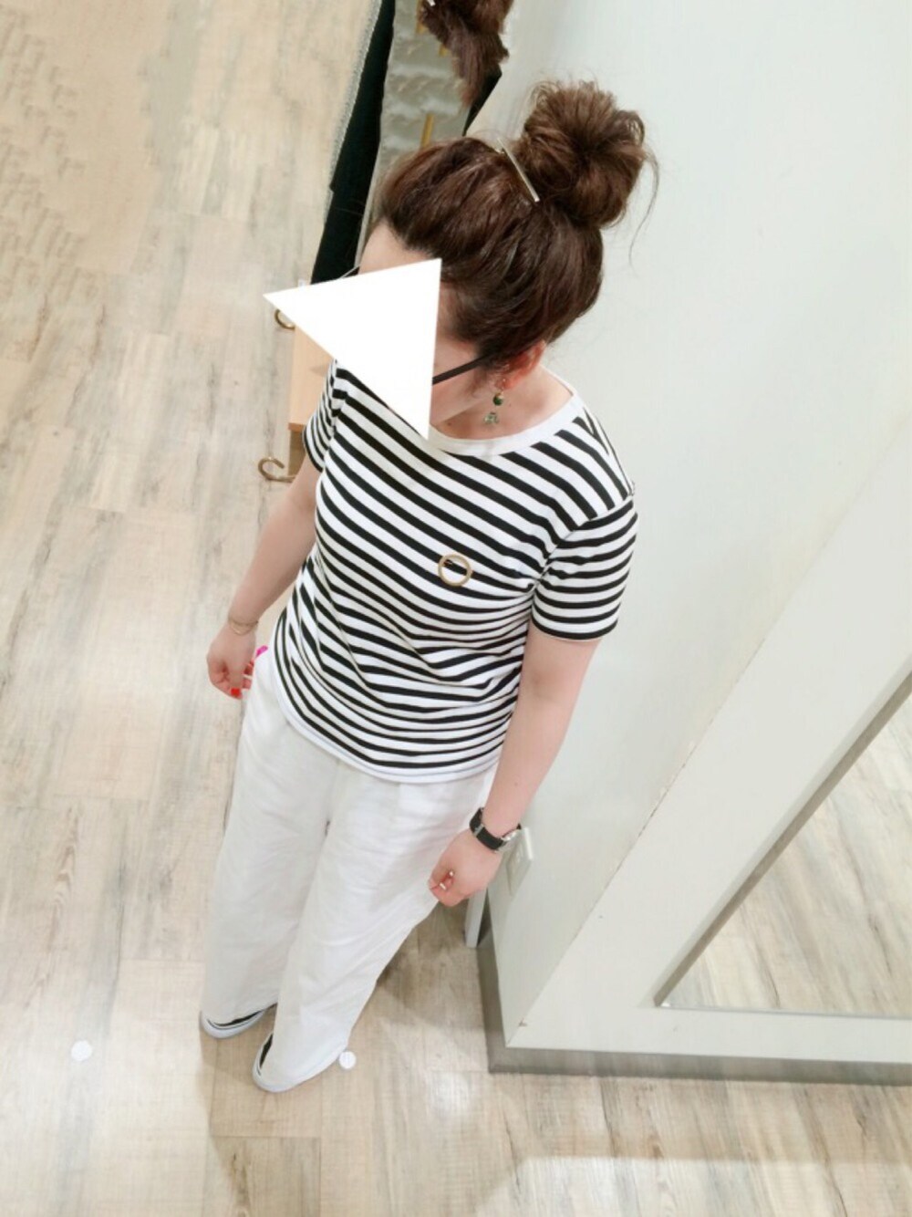 ホワイト系のTシャツ/カットソー、ホワイト系のその他パンツ、ブラック系のスニーカーを着用したレディースの夏コーディネートの1枚目の写真