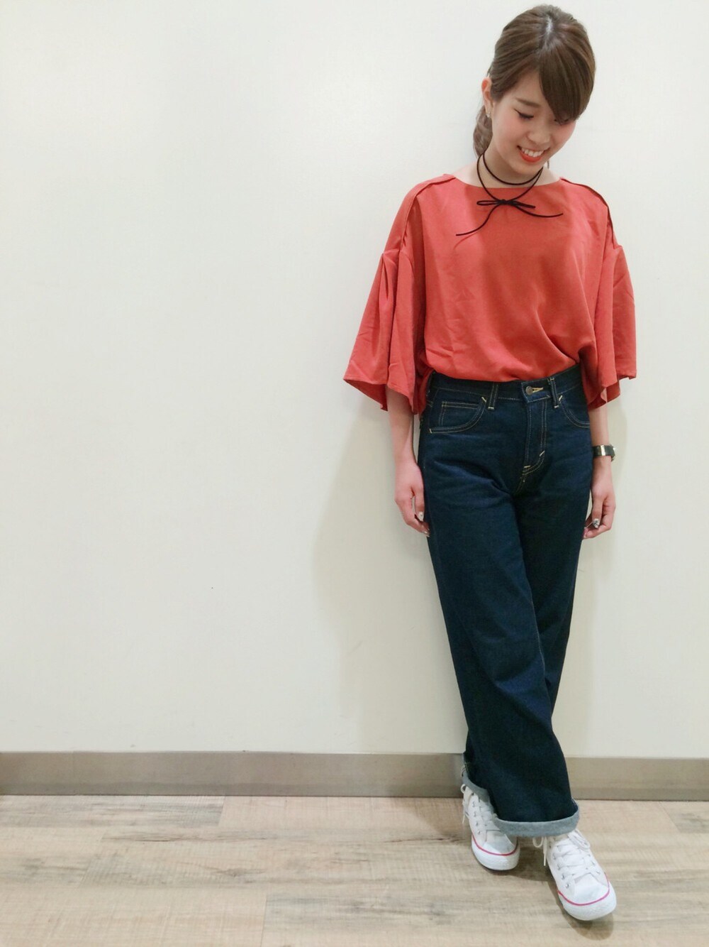 ピンク系のシャツ/ブラウス、ブルー系のデニムパンツ、ホワイト系のスニーカーを着用したレディースの夏コーディネートの1枚目の写真