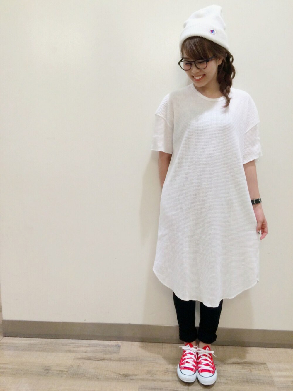 ホワイト系のワンピース、レッド系のスニーカー、ブラック系のその他パンツを着用したレディースの夏コーディネートの1枚目の写真