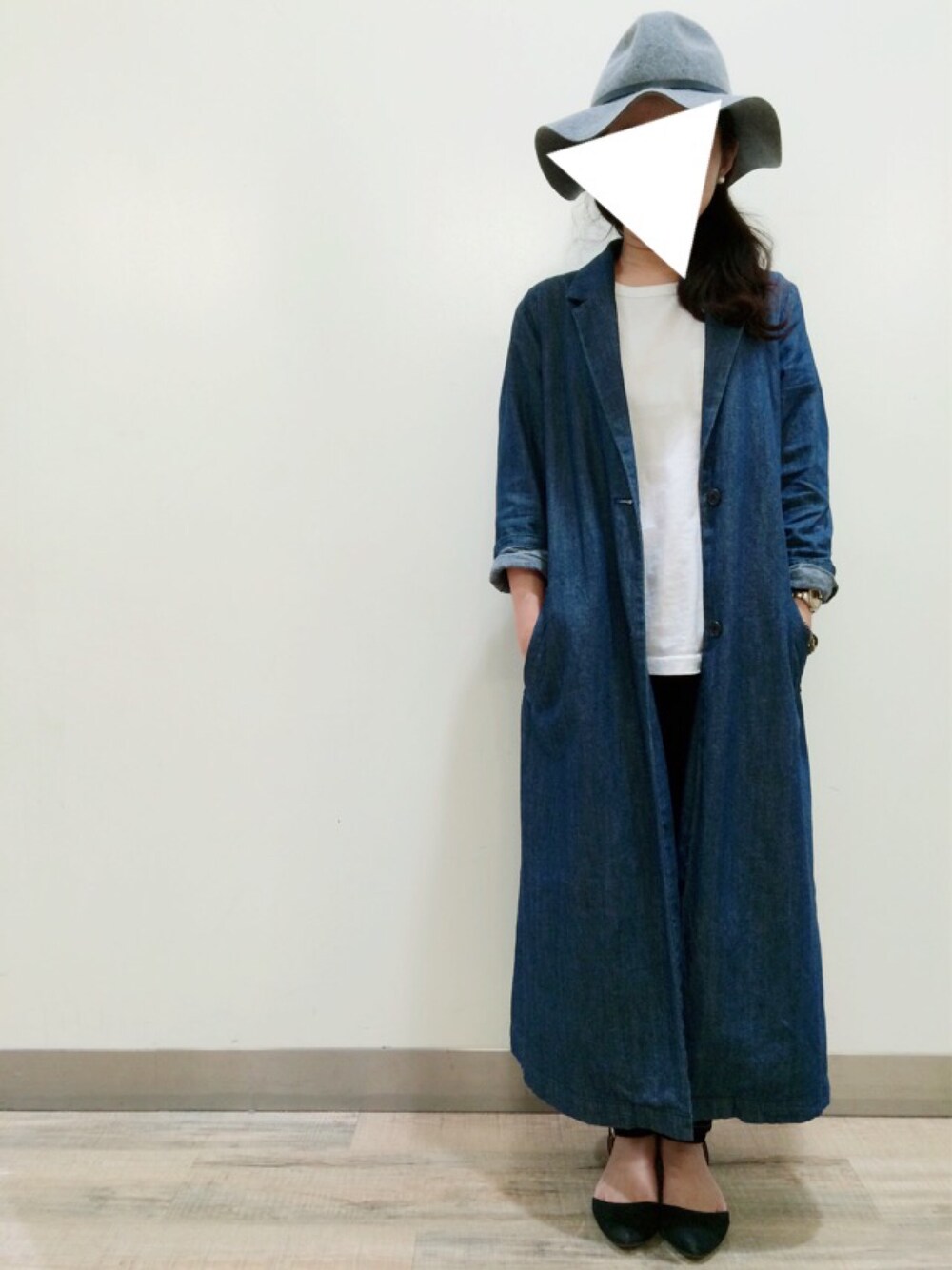 「シンプルスタイル、オトナ女子、ハット、デニム、チェスターコート、秋コーデ、スキニーデニム、パンプス、ライトオン、Right-on」｜「Right-onの【BACK NUMBER】デニムチェスターコート（ステンカラーコート、ブルー系）」を使った、bmmさん（レディース・150cm）の秋コーディネートの1枚目の写真