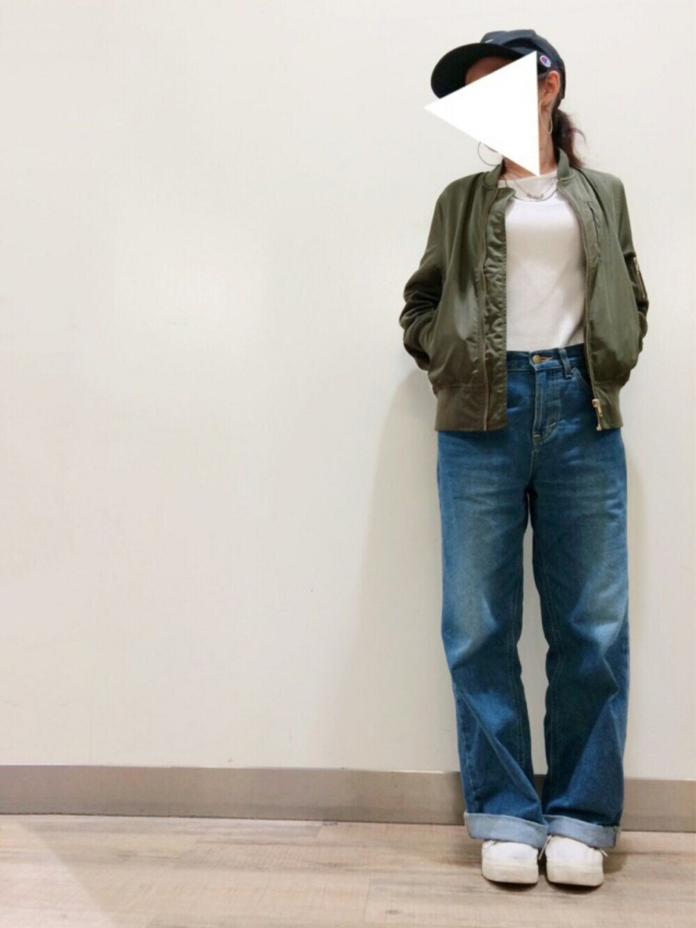 「秋のコーデ、ラフ、デニム、MA-1、キャップ、ワイドパンツ、シンプル、ミリタリー、ライトオン、Right-on」｜「Championの【CHAMPION】チャンピオンヒラツバBBCAP（キャップ、ブラック系）」を使った、bmmさん（レディース・150cm）の秋コーディネートの1枚目の写真