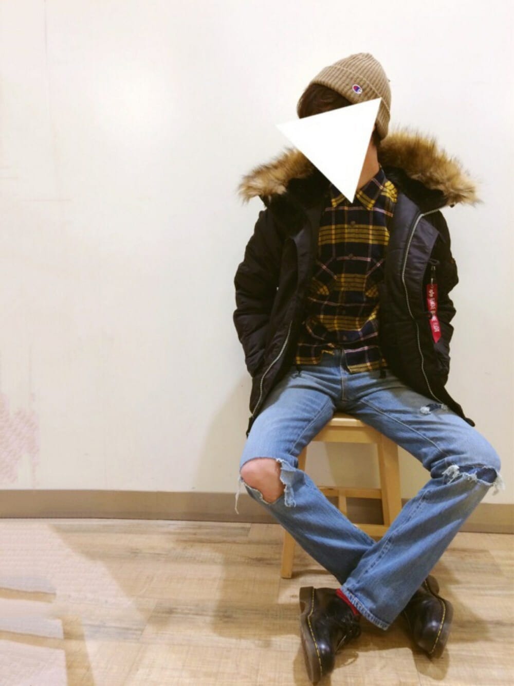 「冬コーデ、カジュアル、ラフ、チェックシャツ、デニム、Dr.Martens、アメカジ、ミリタリージャケット、ライトオン、Right-on」｜「Championの【CHAMPION】ワッペンワッチ（ニットキャップ/ビーニー、ベージュ系）」を使った、bmmさん（メンズ・180cm）の秋コーディネートの1枚目の写真
