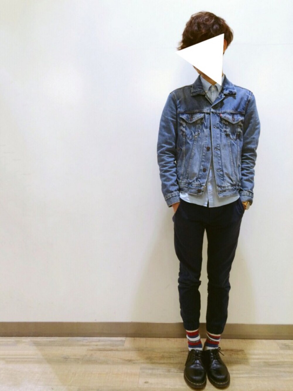 「シンプル、カジュアル、ネイビー、Gジャン、ドクターマーチン、ジョガーパンツ、ライトオン、Right-on、Levi's、秋のコーデ」｜「Levi'sの【Levi's】トラッカージャケット（デニムジャケット、ブルー系）」を使った、bmmさん（メンズ・180cm）の秋コーディネートの1枚目の写真