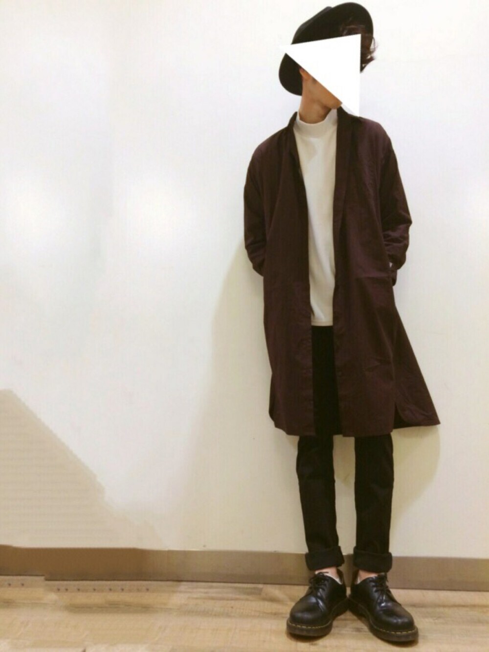 「キレイめ、スキニー、モード、デニム、黒、秋のコーデ、ハット、モックネック、ライトオン、Right-on」｜「BACK NUMBERの【BACK NUMBER】フェルトハット（ハット、ブラック系）」を使った、bmmさん（メンズ・180cm）の秋コーディネートの1枚目の写真