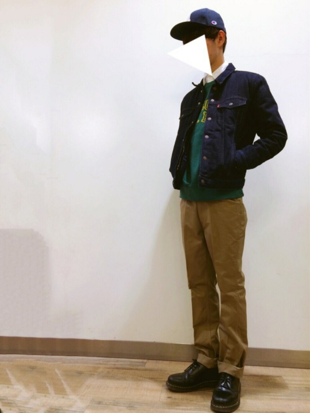 「カジュアルコーデ、秋コーデ、シャツスタイル、デニムジャケット、秋冬、Dr.Martens、チノパン、スウェット、ライトオン、Right-on」｜「Championのロゴワッペン　ベースボールキャップ／ＢＢ／チャンピオン／CHAMPION／フラッシュリポート／ＦＬＡＳＨＲＥＰＯＲＴ（キャップ、ブルー系）」を使った、bmmさん（メンズ・180cm）の秋コーディネートの1枚目の写真