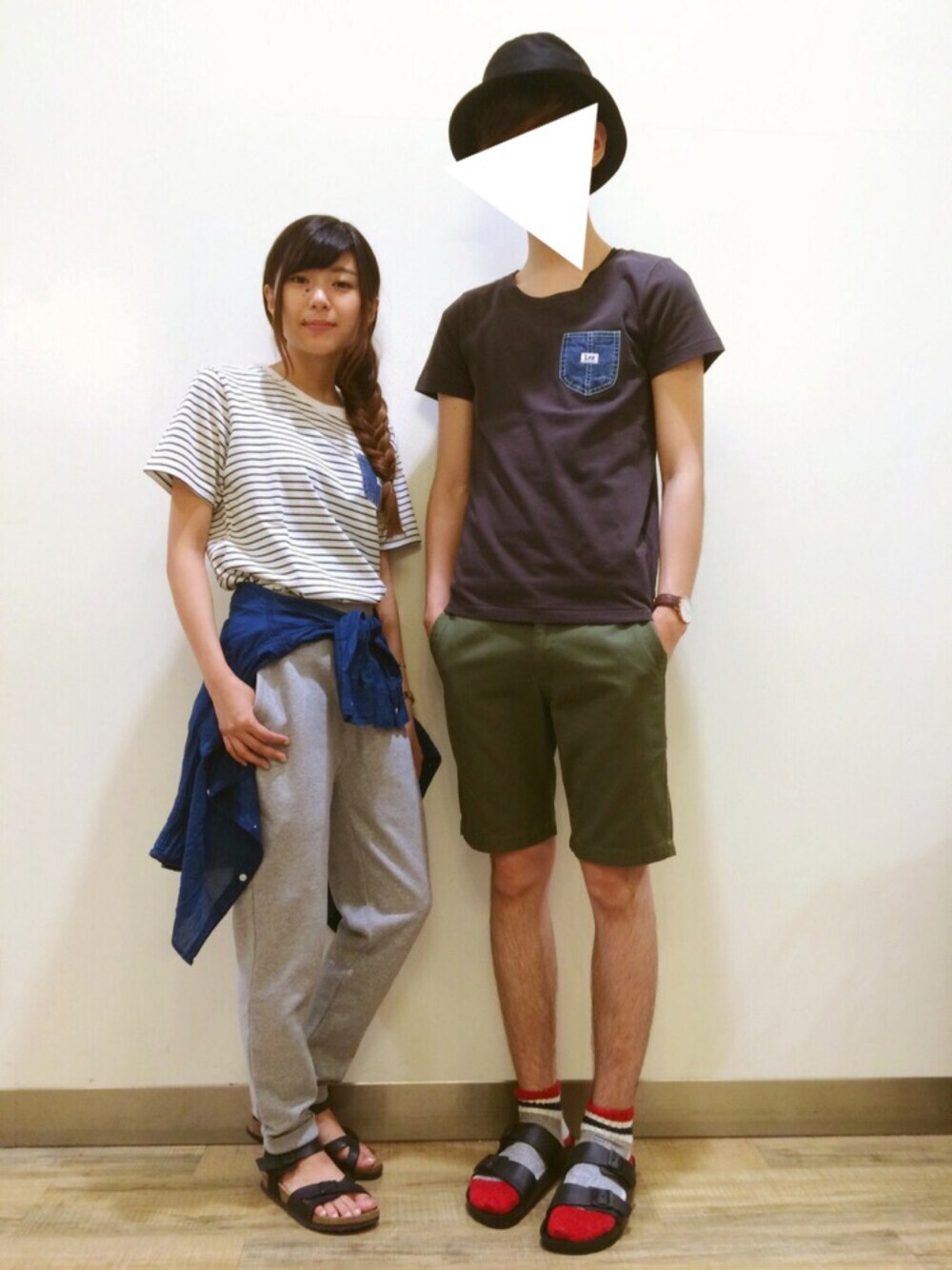 グレー系のTシャツ/カットソー、グリーン系のチノパンツ、ホワイト系のTシャツ/カットソーを着用したレディースの夏コーディネートの1枚目の写真