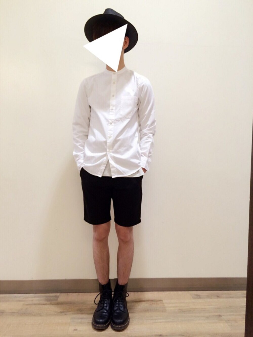 ホワイト系のシャツ/ブラウス、ブラック系のチノパンツ、ブラック系のブーツを着用したメンズの夏コーディネートの1枚目の写真