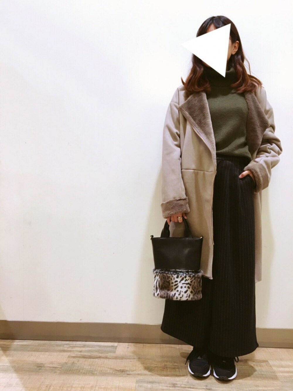 ベージュ系のムートンコート、グリーン系のニット/セーター、ブラック系のその他パンツを着用したレディースの秋コーディネートの1枚目の写真