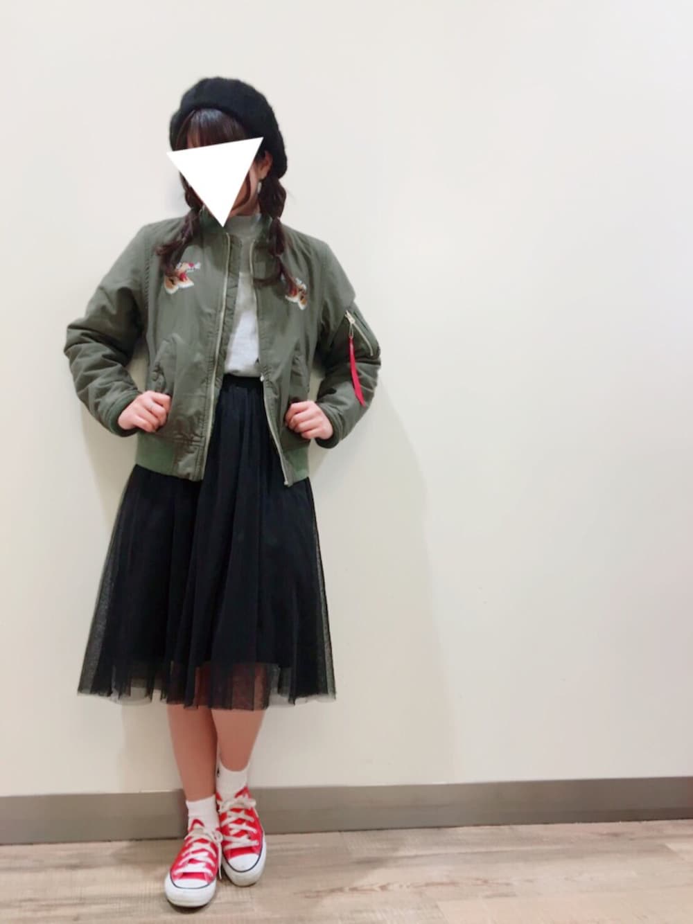 「冬コーデ、カジュアル、コート、MA-1、ファー帽子、ベレー帽、スカート、converse、ライトオン、Right-on」｜「Championの【CHAMPION】無地プルオーバー（スウェット、グレー系）」を使った、bmmさん（レディース・155cm）の秋コーディネートの1枚目の写真