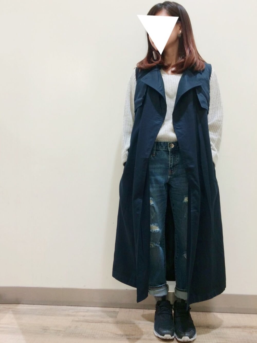 「シンプルコーデ、パンツスタイル、きれいめカジュアル、denim、ニット、アウター、オトナカジュアル、ライトオン、Right-on、10月26日はデニムの日」｜「Right-onの【BACK NUMBER】ロングテロンチジレ（トレンチコート、ブルー系）」を使った、bmmさん（レディース・155cm）の秋コーディネートの1枚目の写真