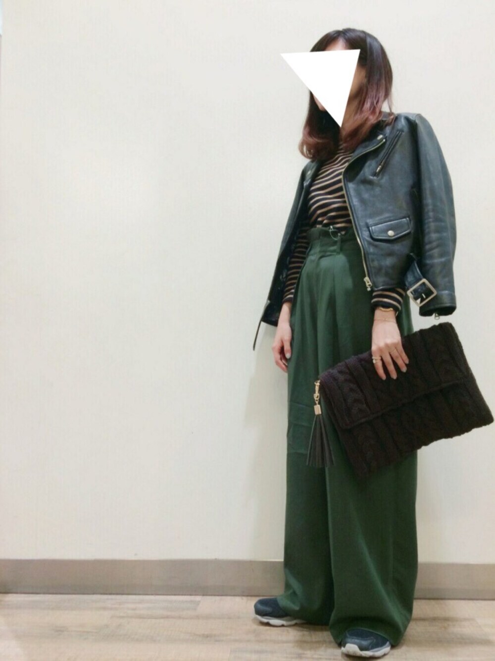 「大人カジュアル、パンツスタイル、ライダース、ブラック、大人コーデ、ワイドパンツ、ボーダートップス、スニーカーコーデ、ライトオン、Right-on」｜「FREAK'S STOREのアイテム（ライダースジャケット、ブラック系）」を使った、bmmさん（レディース・155cm）の秋コーディネートの1枚目の写真