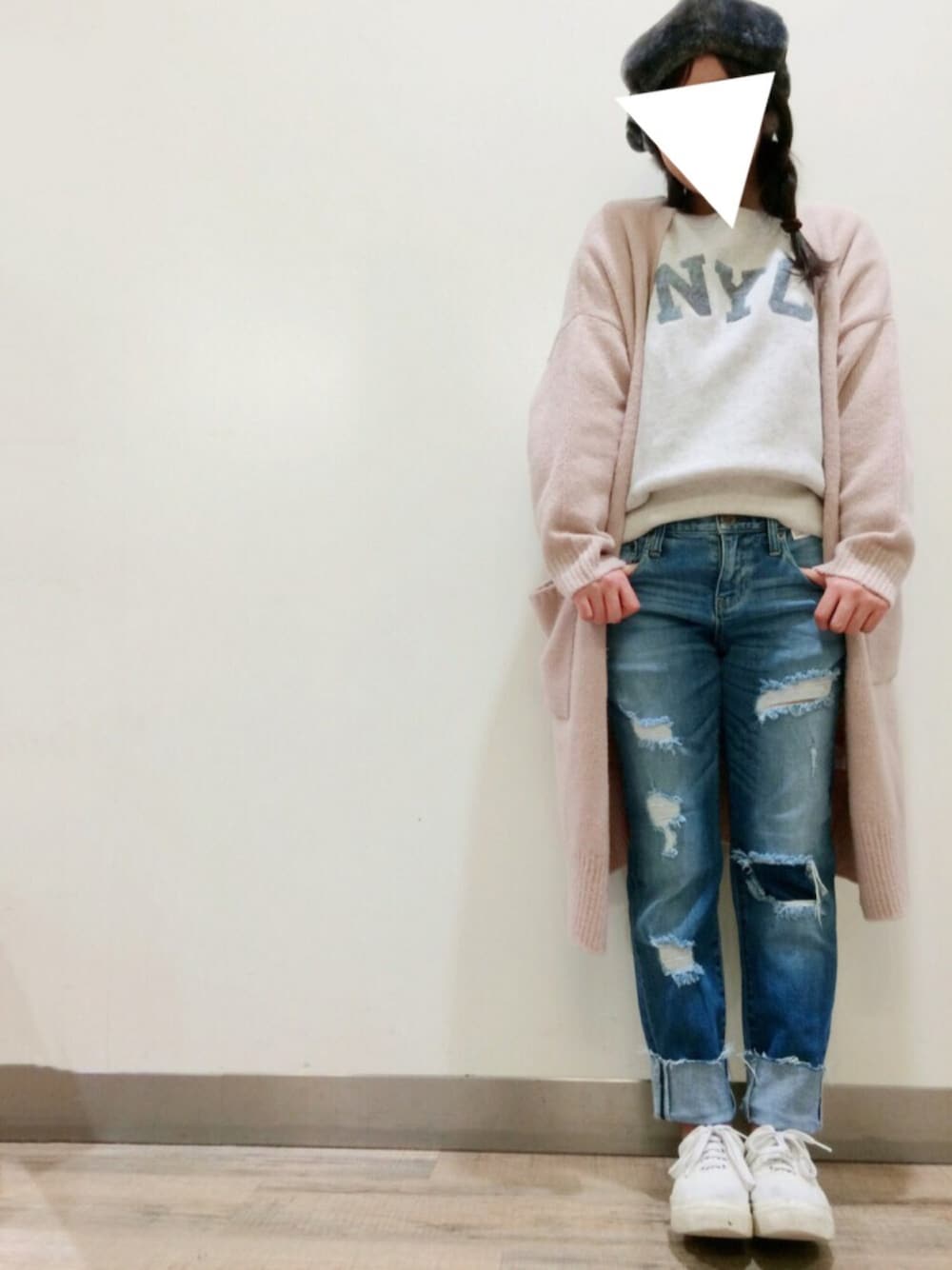 「秋コーデ、パンツスタイル、スニーカー、クラッシュデニム、スウェット、コーディガン、ニット、もこもこ、ライトオン、Right-on」｜「Right-onのアイテム（ハンチング/ベレー帽、グレー系）」を使った、bmmさん（レディース・155cm）の秋コーディネートの1枚目の写真