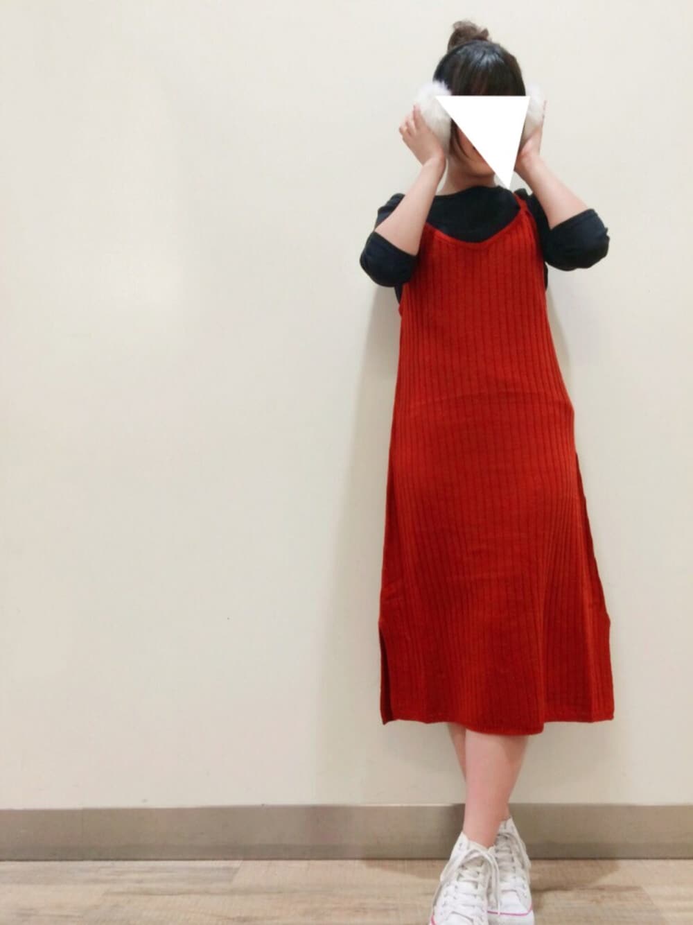 「カジュアル、秋コーデ、ファー、ガーリー、おだんごヘアー、コンバース、ライトオン、Right-on、ニットワンピース、スニーカー」｜「Right-onの【BACK NUMBER】ファーイヤマフ（イヤーマフ、ホワイト系）」を使った、bmmさん（レディース・155cm）の秋コーディネートの1枚目の写真