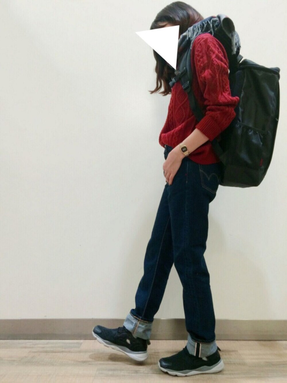 「秋のコーデ、シンプル、パンツスタイル、デニム、ニット、スニーカー、リュック、ボーイッシュ、ライトオン、Right-on」｜「Right-onの【BACK NUMBER】Wフェイスチェックストール（マフラー、グレー系）」を使った、bmmさん（レディース・155cm）の秋コーディネートの1枚目の写真