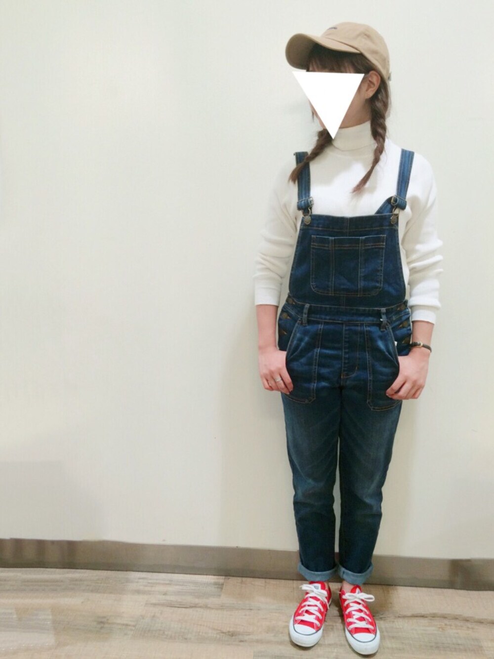 「denim、プチプラ、ニット、オーバーオール、キャップ、コンバース、秋コーデ、ラクチンコーデ、ライトオン、Right-on」｜「BEN DAVISの【BEN DAVIS】人気のロゴローキャップ（キャップ、ベージュ系）」を使った、bmmさん（レディース・155cm）の秋コーディネートの1枚目の写真